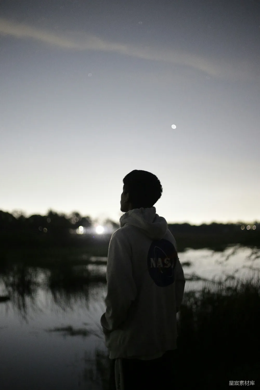高清摄影 自然 宁静 孤独 夜景 思考 仰望星空的剪影