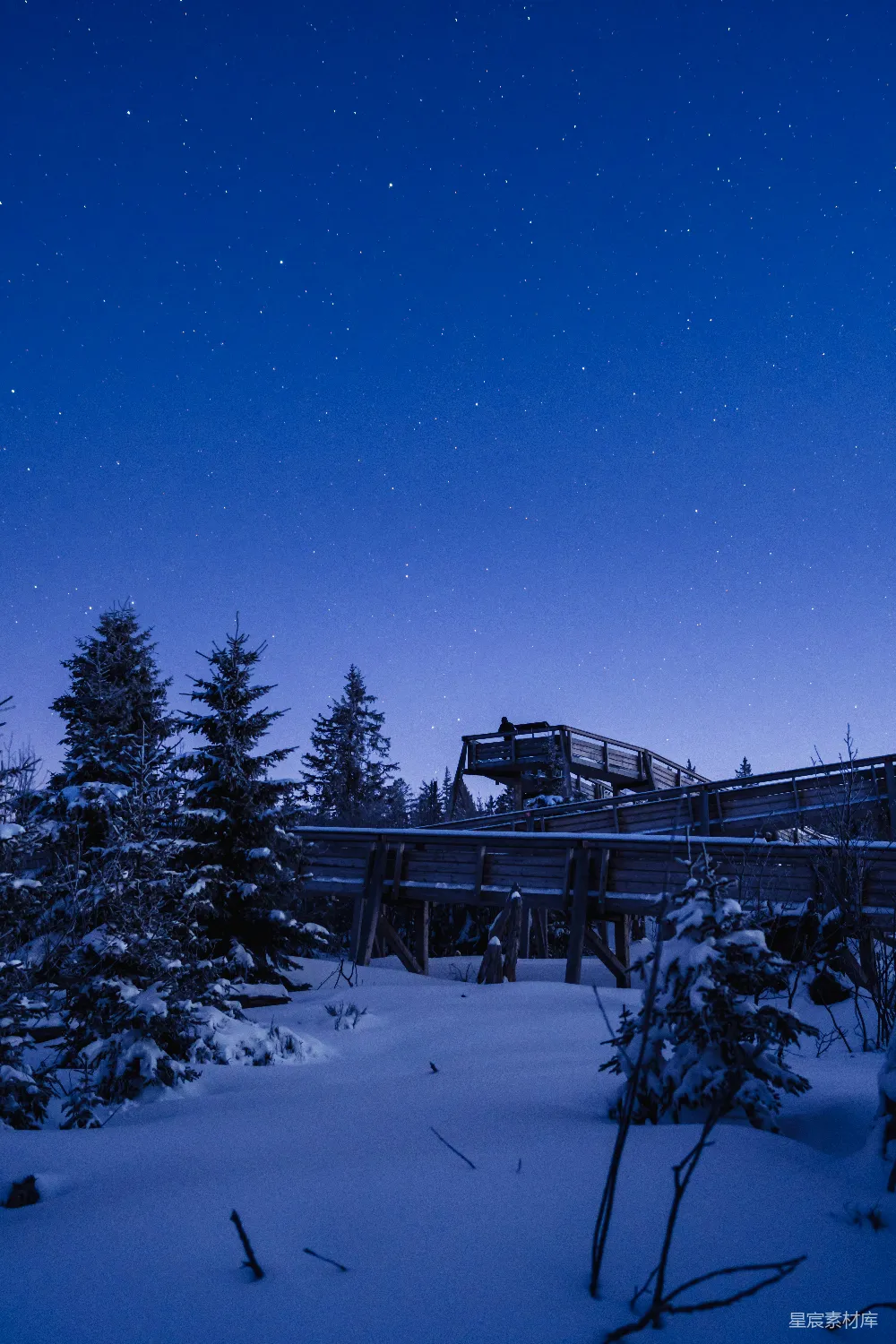 高清摄影 夜景 雪景 星空 自然 宁静 雪地上的星光与木栈道