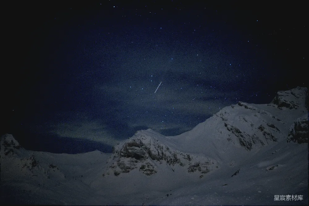 高清摄影 夜景 雪山 星空 自然 摄影 雪山夜空下的流星