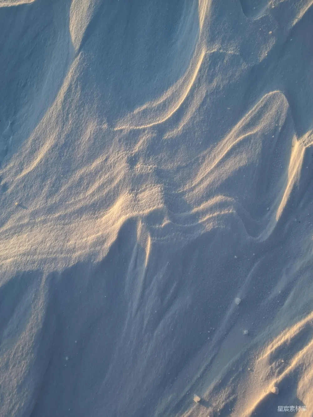 高清摄影  滑雪者在覆盖着白雪的斜坡上滑行