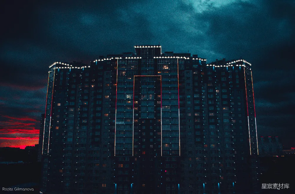 高清摄影 城市 建筑 夜晚 照明 现代 都市夜景：高楼与天空的交响