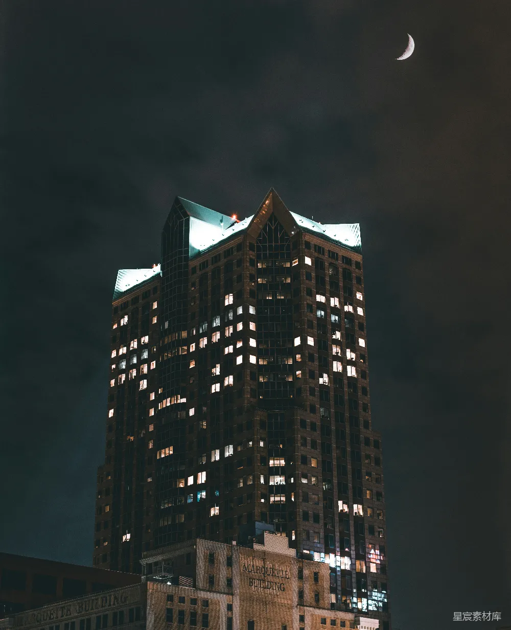 高清摄影 城市 夜景 建筑 月亮 现代 夜幕下的摩天大楼