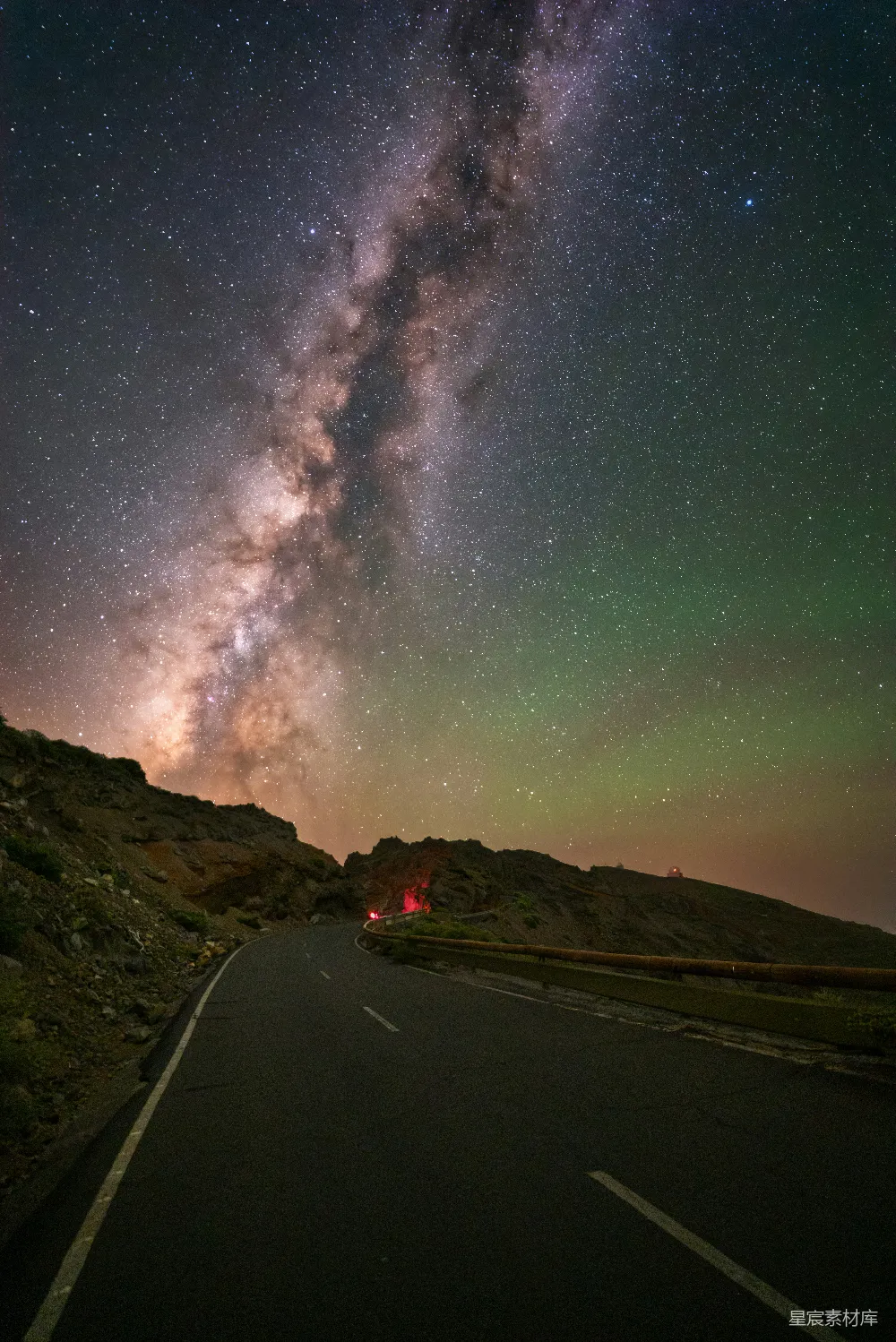 高清摄影 银河 夜景 公路 星空 自然 银河下的公路