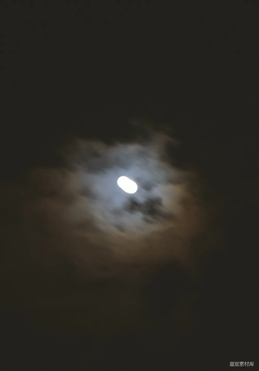 高清摄影 月亮 夜景 云层 自然 宁静 夜空中闪烁的月光