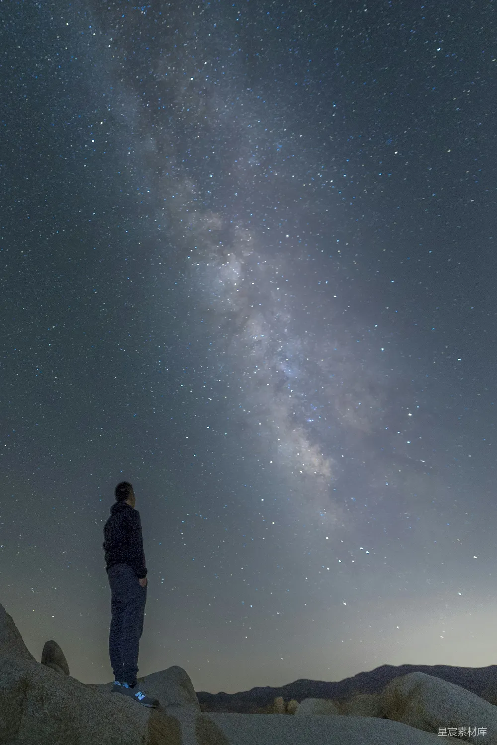 高清摄影 夜景 星空 孤独 自然 旅行 仰望星空的旅人