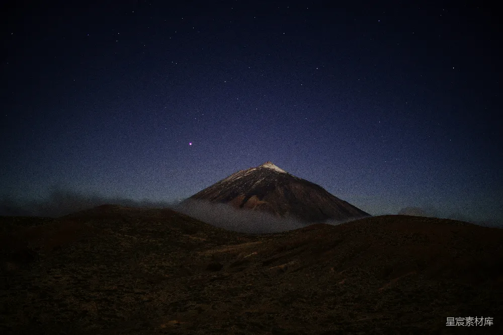 高清摄影 夜景 火山 星空 自然风光 宁静 夜空下的火山