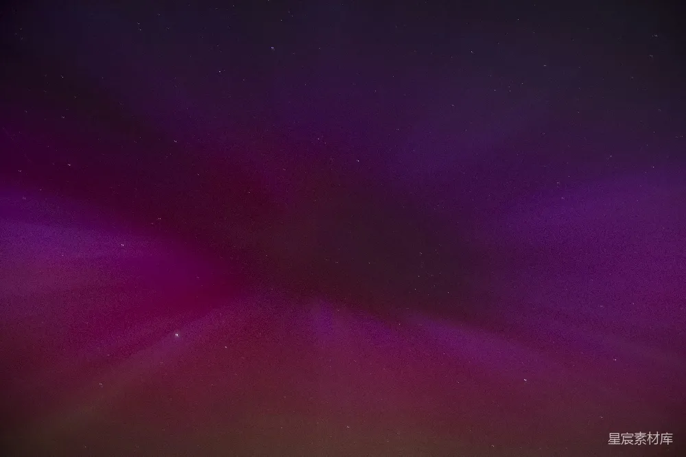 高清摄影 夜空 紫色 星河 梦幻 自然美景 夜空下的神秘紫色光芒