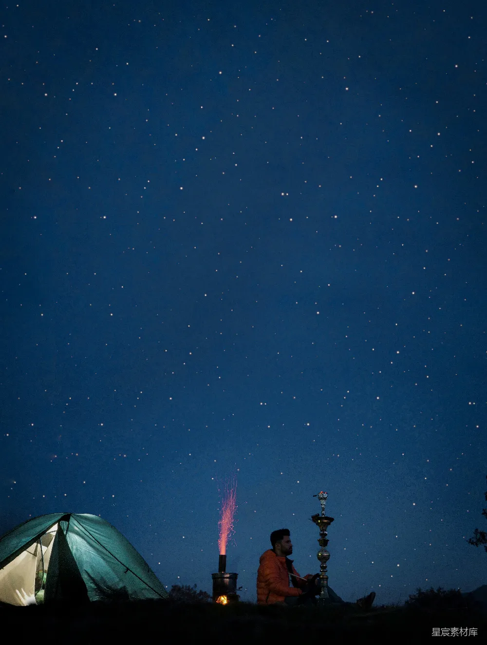 高清摄影 露营 星空 夜晚 户外 宁静 星空下的篝火与帐篷