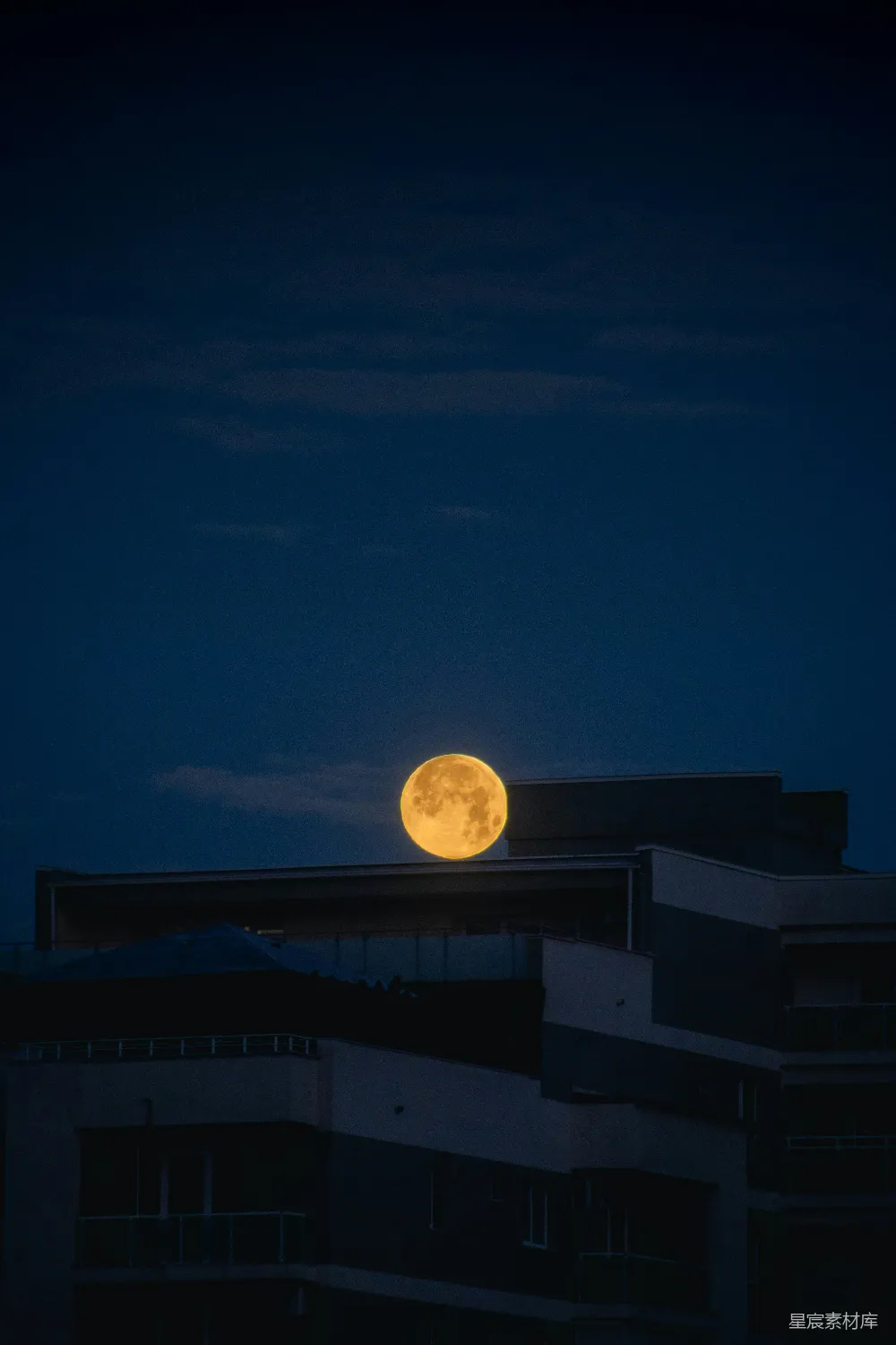 高清摄影 夜景 月亮 城市 宁静 自然 城市上空的满月