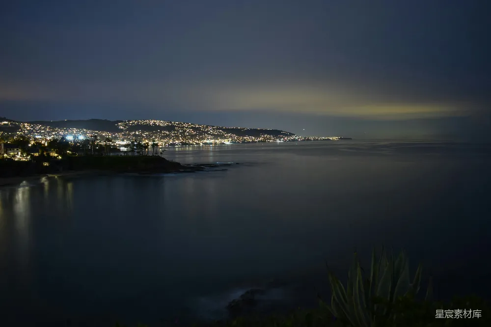 高清摄影 夜景 海岸线 城市灯光 宁静 自然 夜幕下的海滨小镇