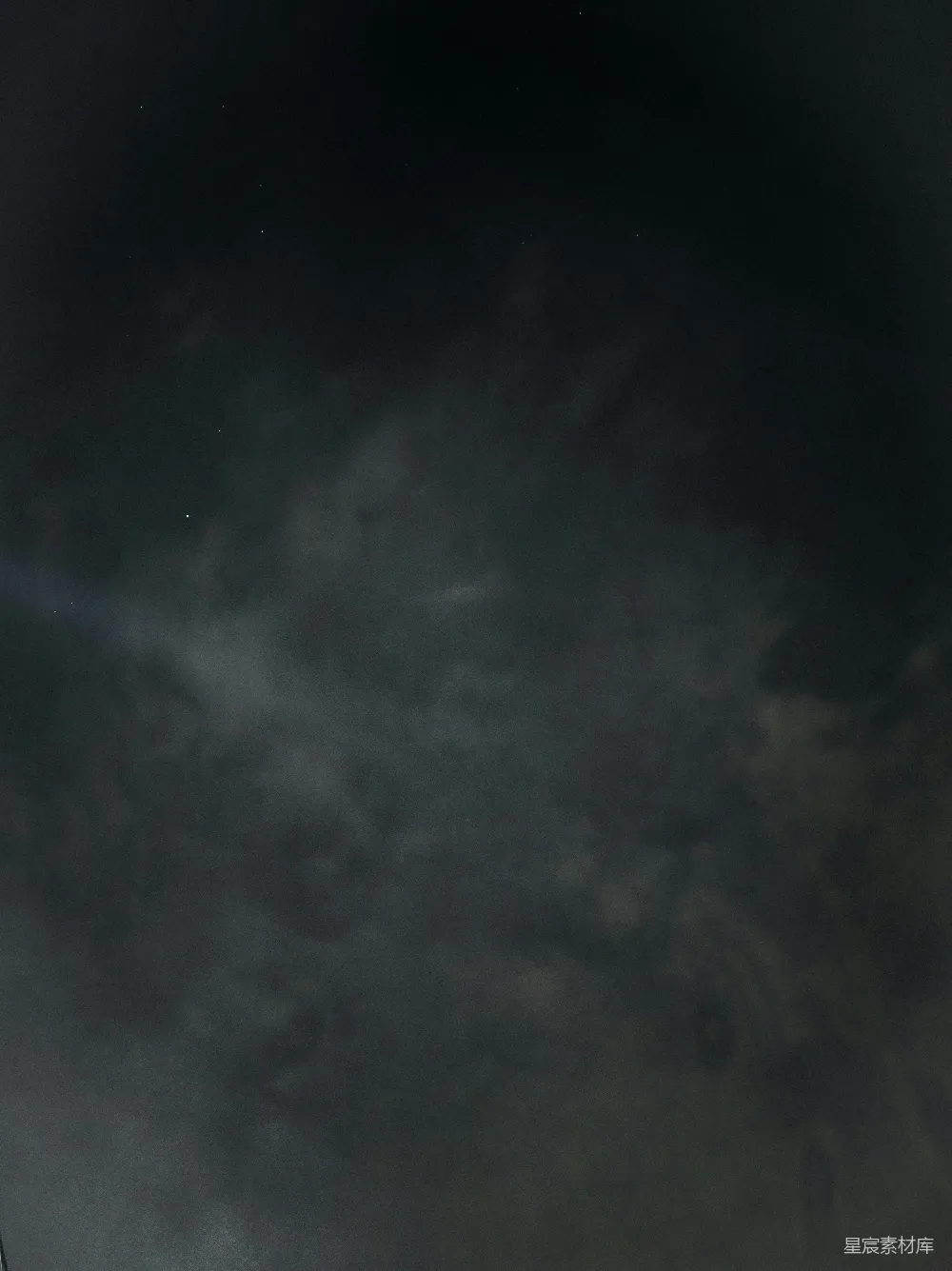 高清摄影 夜空 星辰 云雾 自然 宁静 夜空中的星辰与云雾