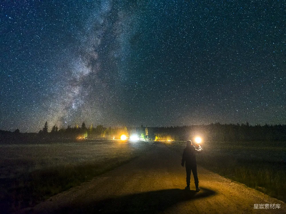 高清摄影 夜景 星空 孤独 自然 旅行 夜空下的星河与独行者