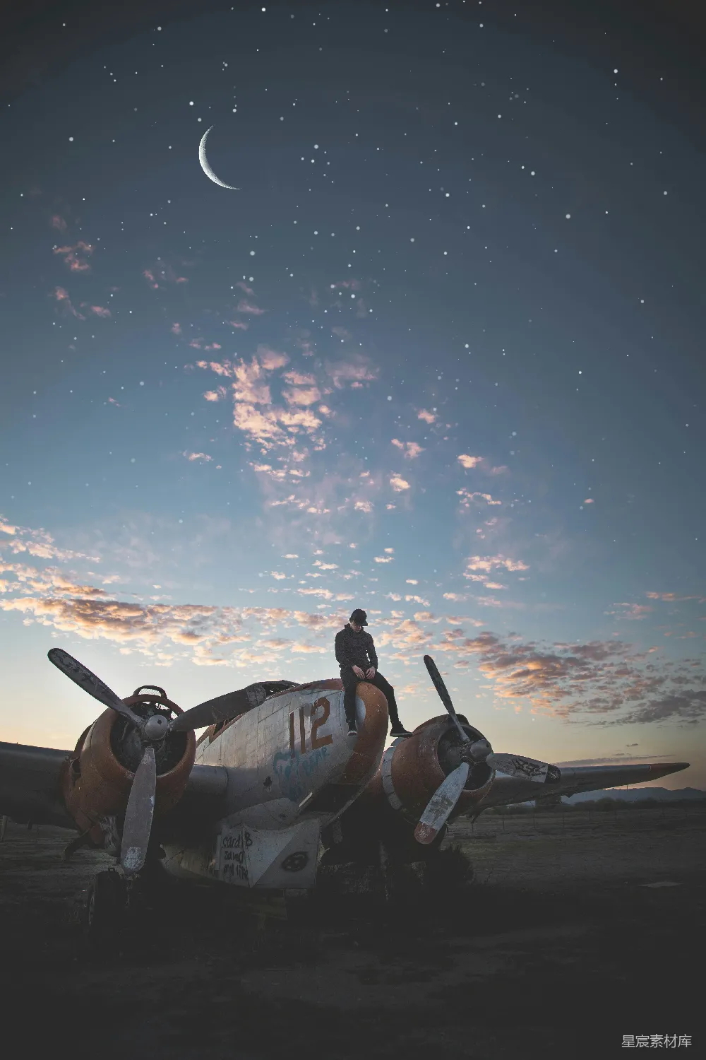 高清摄影 夜空 废弃飞机 独行者 宁静 怀旧 星空下的废弃飞机与独行者