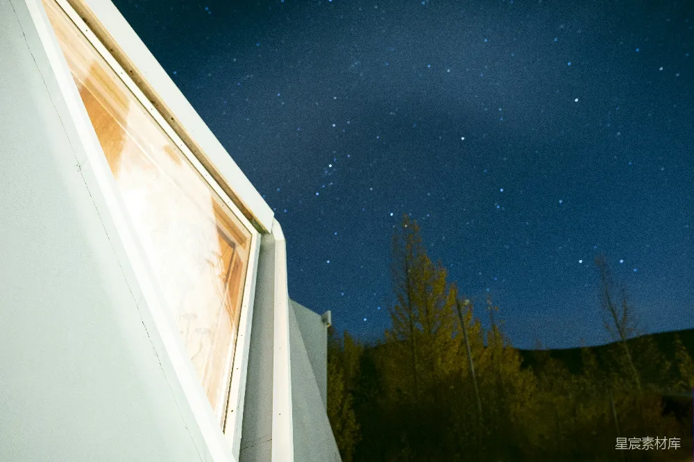 高清摄影 夜晚 星星 建筑 自然 宁静 窗外的夜空与星星