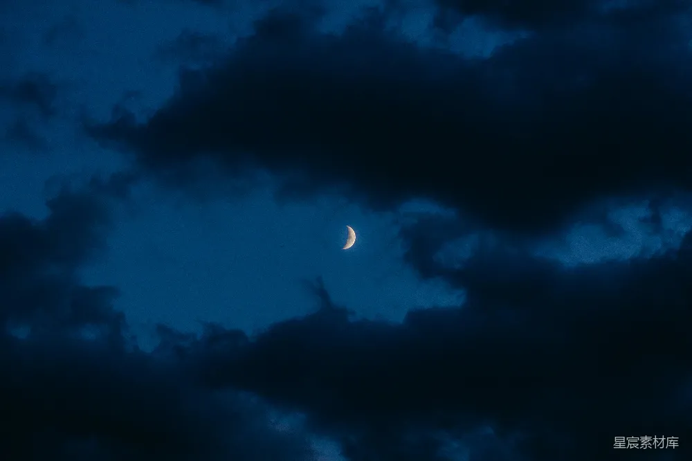 高清摄影 夜空 新月 云层 宁静 自然 夜空中的新月