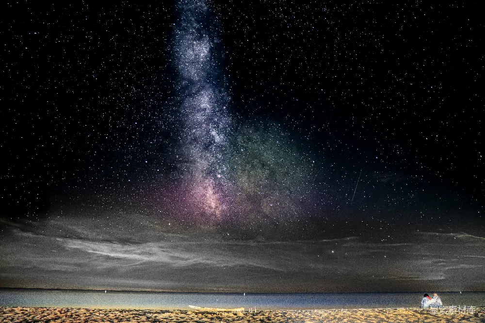 高清摄影 星空 情侣 浪漫 自然美景 夜景 浪漫的夜空下，情侣共赏银河