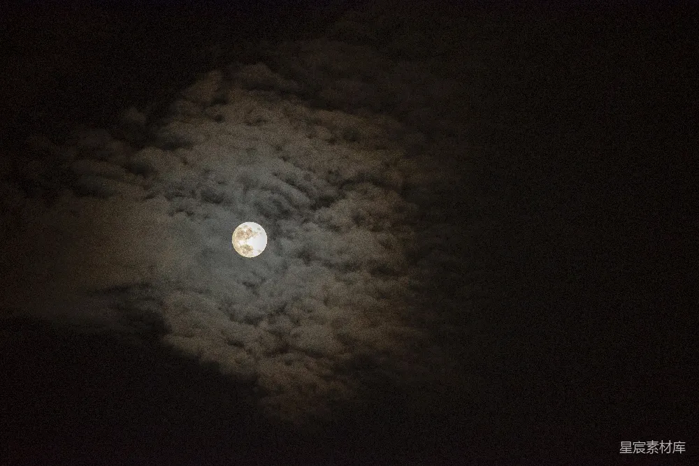 高清摄影 月亮 夜空 自然 宁静 摄影 月光下的云层