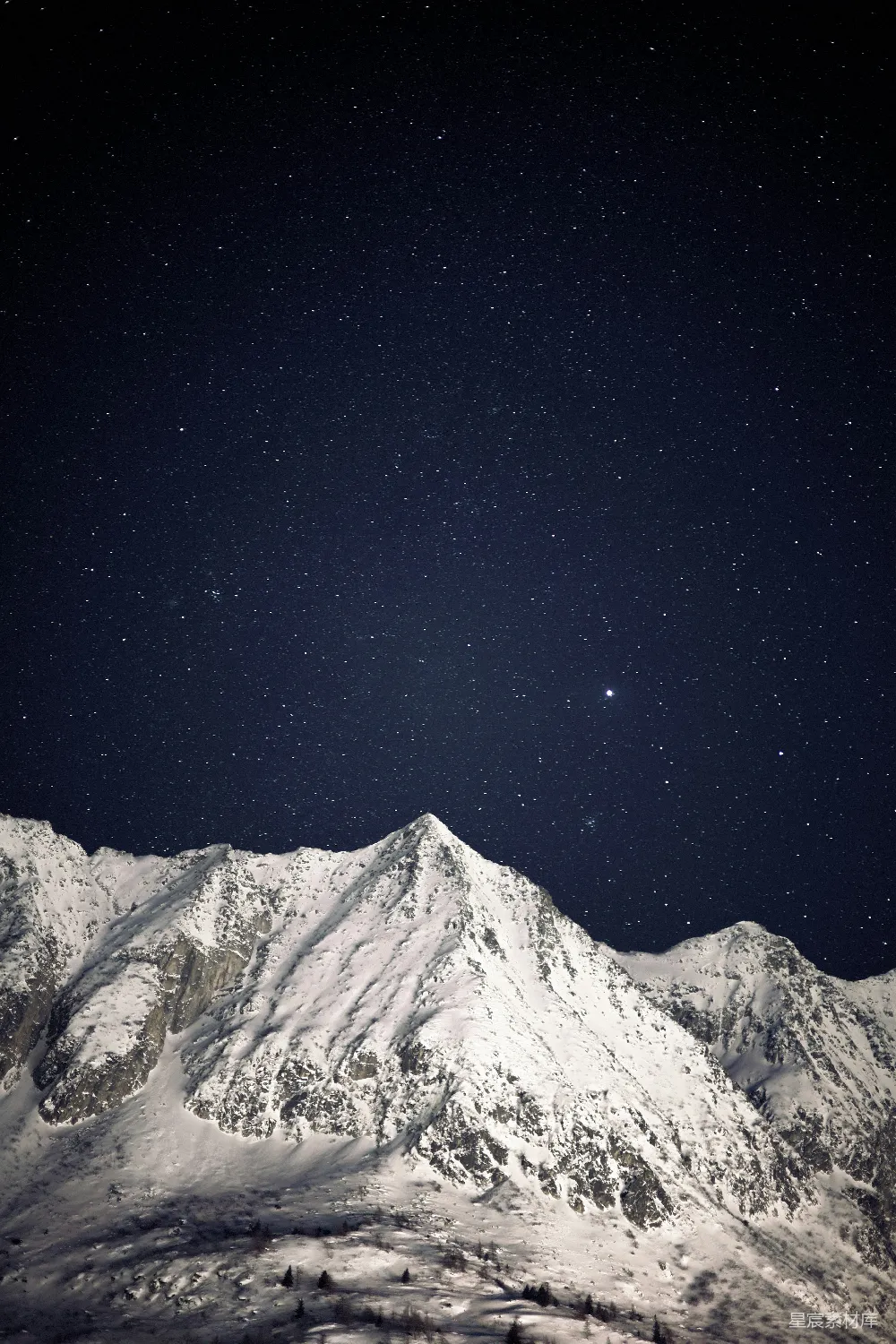 高清摄影 夜晚 山脉 星空 自然景观 宁静 雪峰下的星空