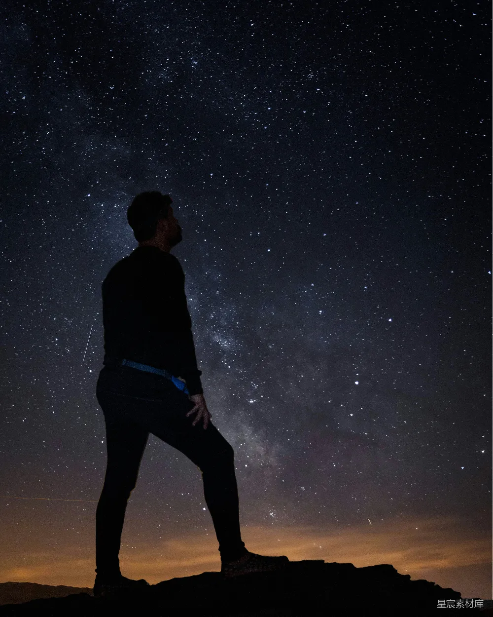 高清摄影 夜空 剪影 自然 宁静 探索 仰望星空的剪影
