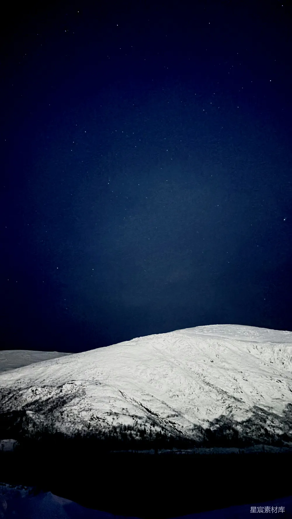 高清摄影 雪山 星空 宁静 自然美景 夜晚 雪山下的星空