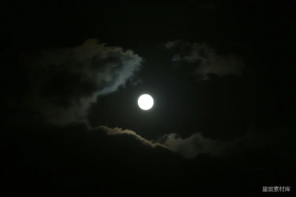 高清摄影 月亮 夜景 自然 宁静 神秘 月光穿过云层