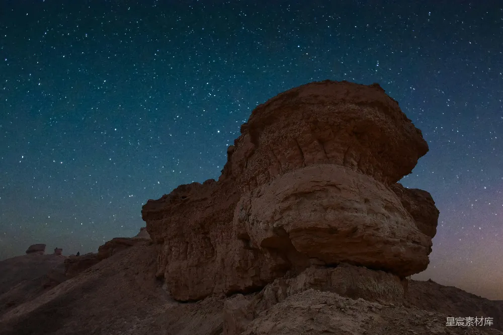 高清摄影 自然风光 星空 沙漠 地貌 宁静 夜空下的沙漠奇石