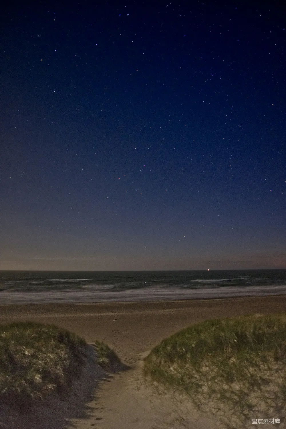 高清摄影 夜景 海滩 星空 宁静 自然 夜幕下的海滩