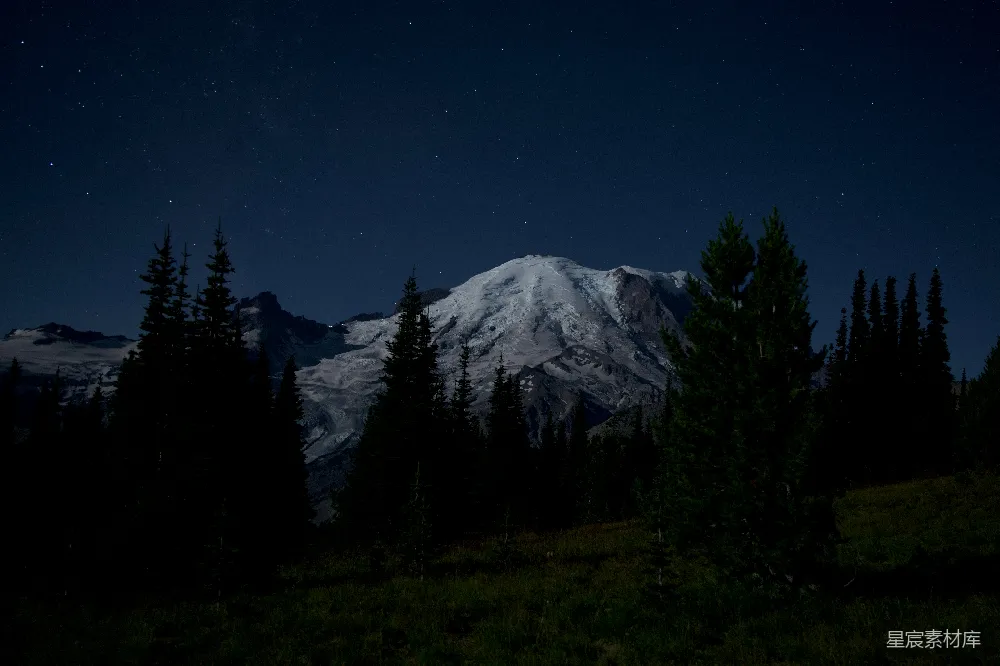 高清摄影 雪山 夜景 自然风光 宁静 户外 夜空下的雪山