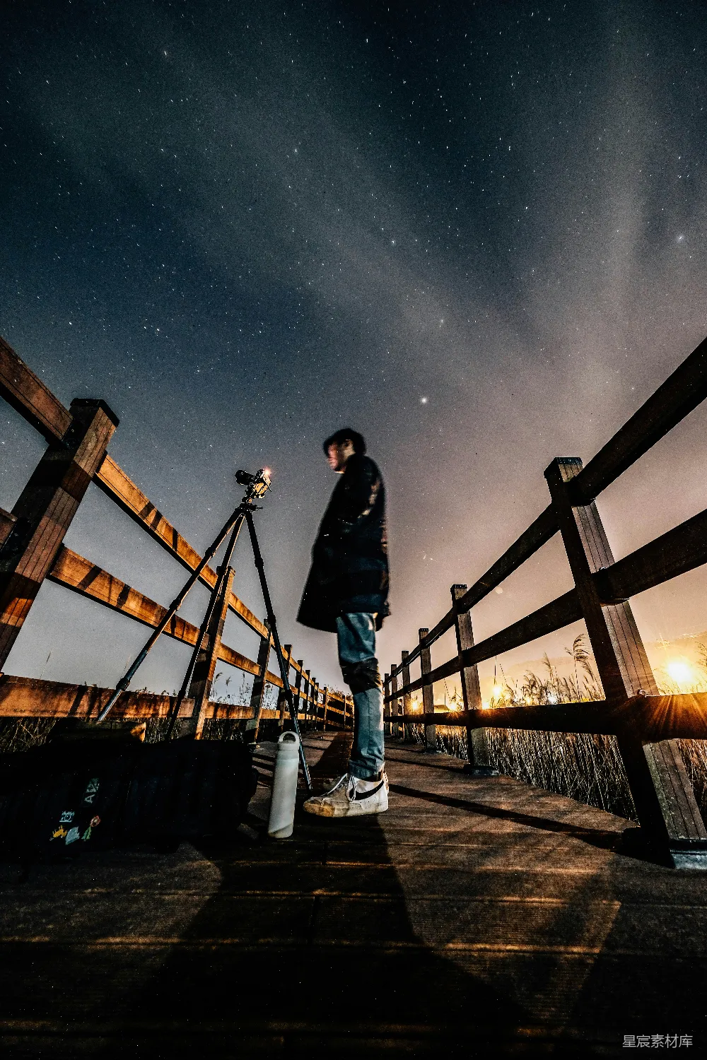 高清摄影 夜晚 星空 桥梁 拍摄 孤独 星夜下的摄影师