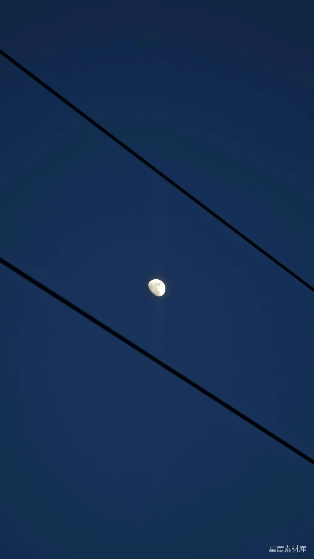 高清摄影 夜空 月亮 电线 宁静 自然 夜空中的月亮与电线