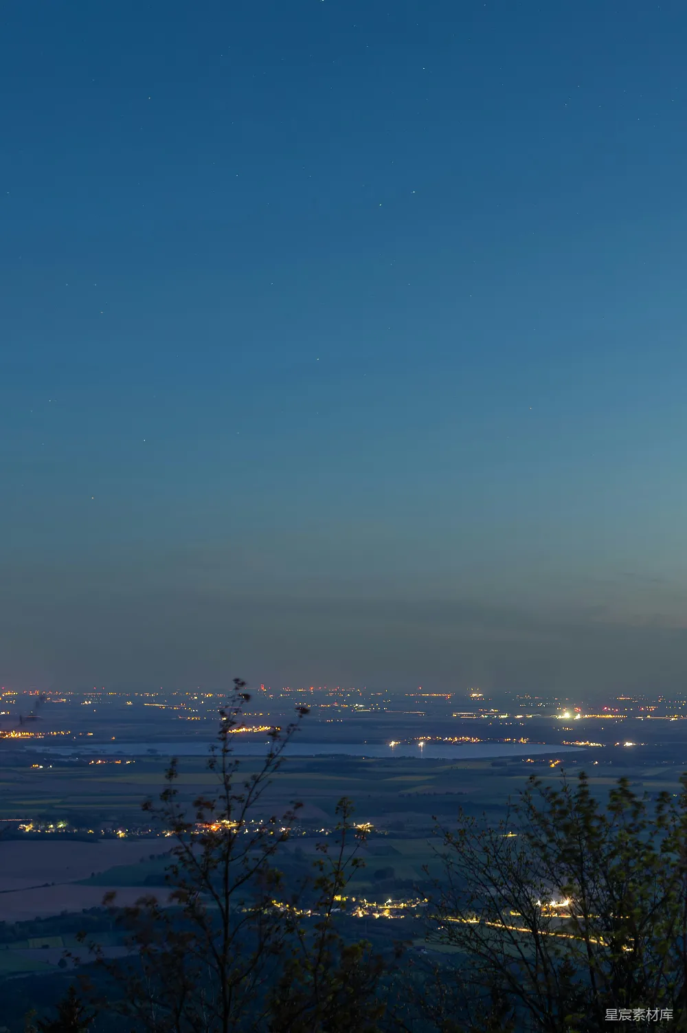 高清摄影 夜景 乡村 城市 宁静 星空 夜幕下的田野与城市