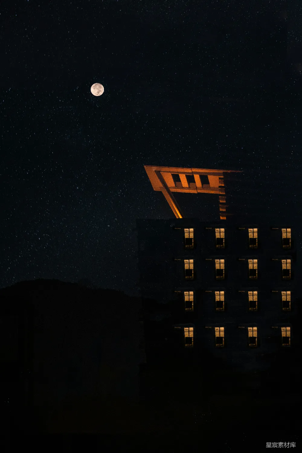 高清摄影 夜晚 建筑 月亮 宁静 城市 月光下的建筑