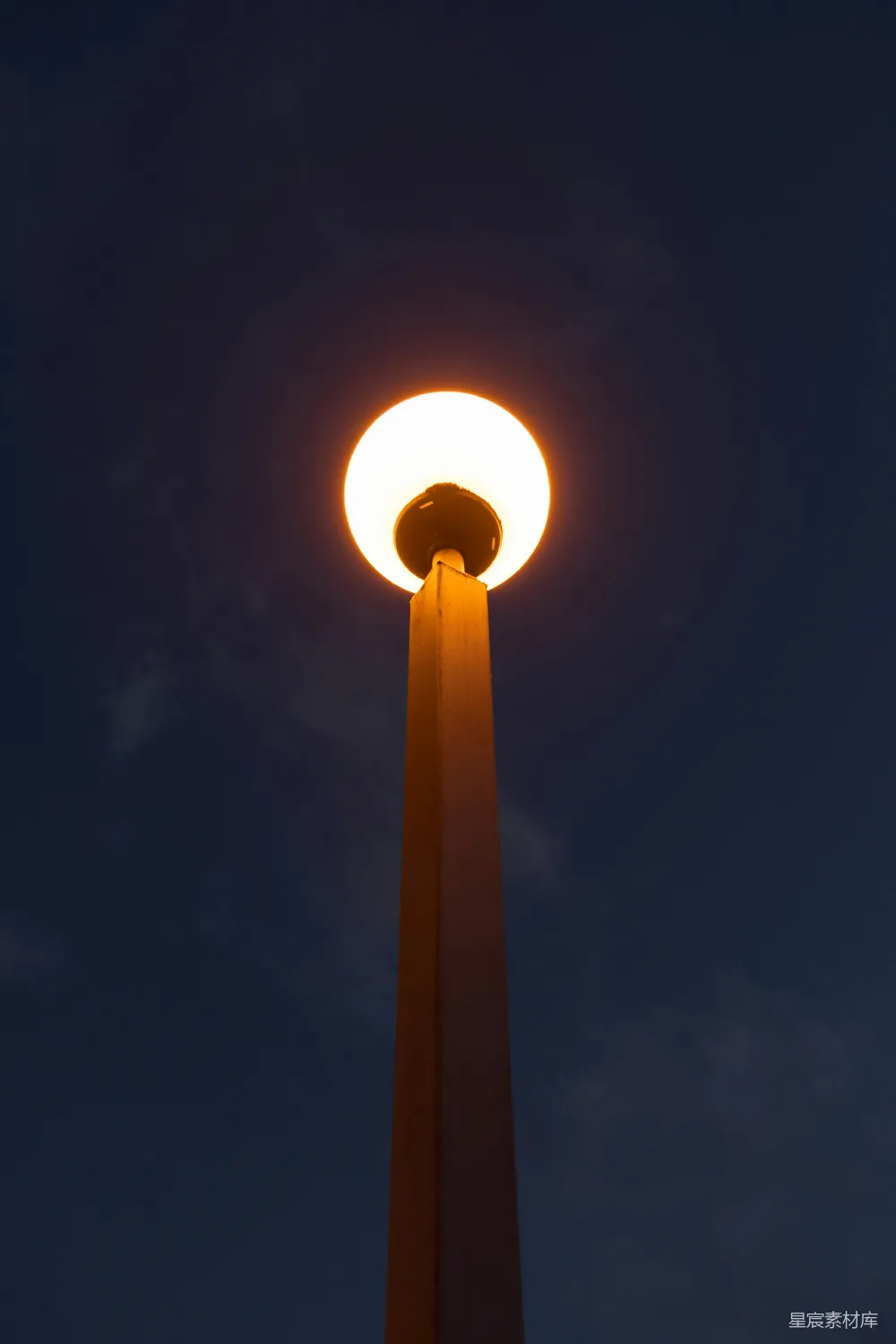 高清摄影 路灯 夜景 简洁 城市 温暖 夜空中的一束光