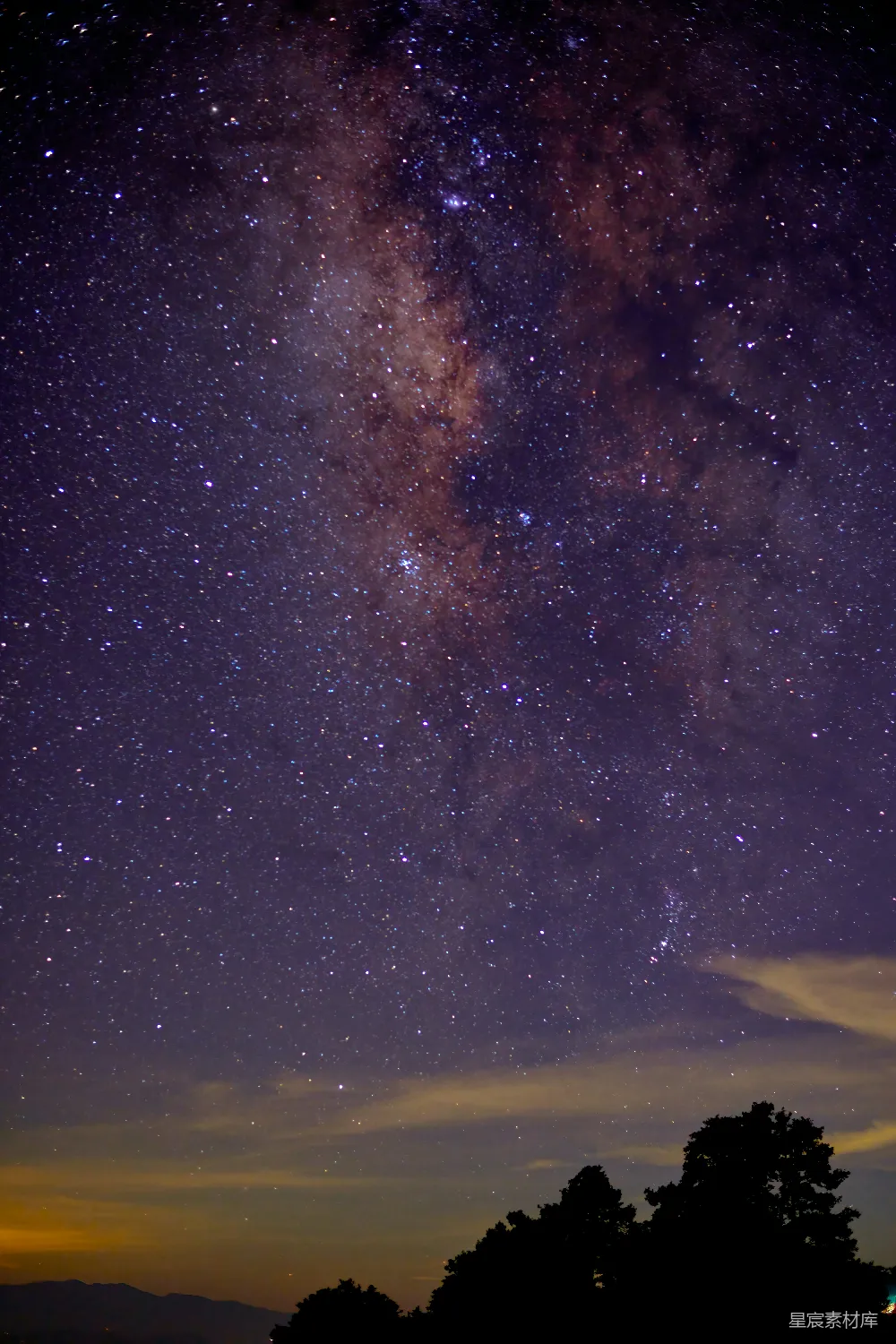 高清摄影 星空 宁静 自然 夜景 宇宙 璀璨星空下的宁静夜晚