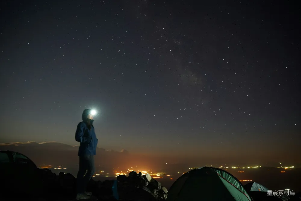 高清摄影 夜晚 星空 露营 自然 旅行 星夜下的露营者