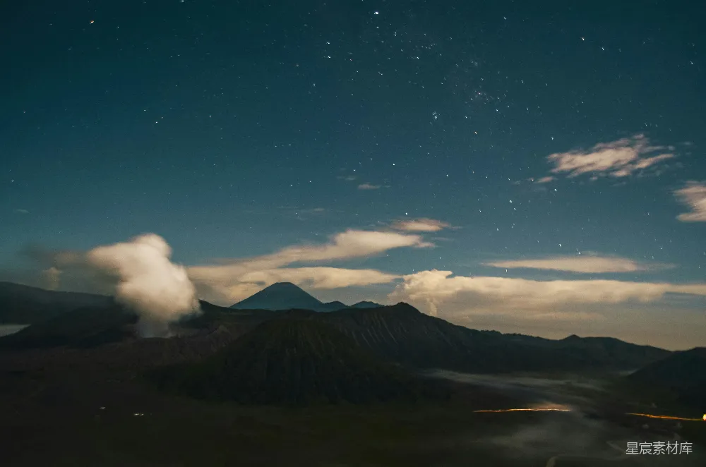 高清摄影 火山 星空 自然风光 夜景 旅行 夜空下的火山：星空与火山的壮丽邂逅