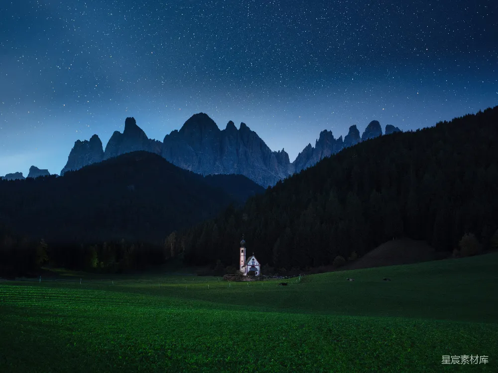 高清摄影 山景 夜景 教堂 宁静 自然 夜幕下的山间小教堂