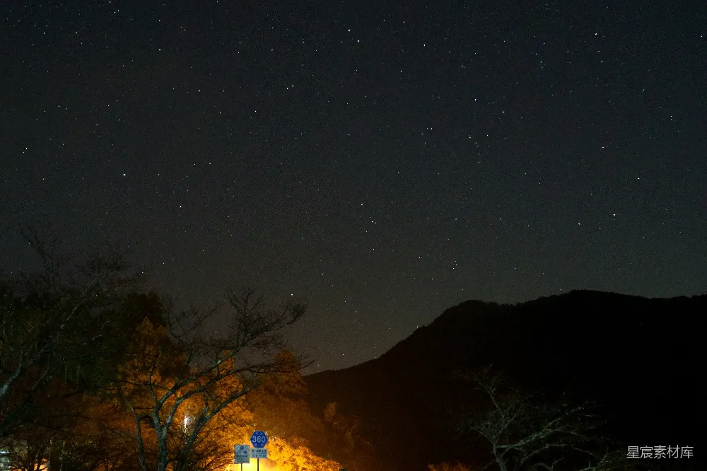 高清摄影 夜景 星空 自然 宁静 户外 夜空下的山与树