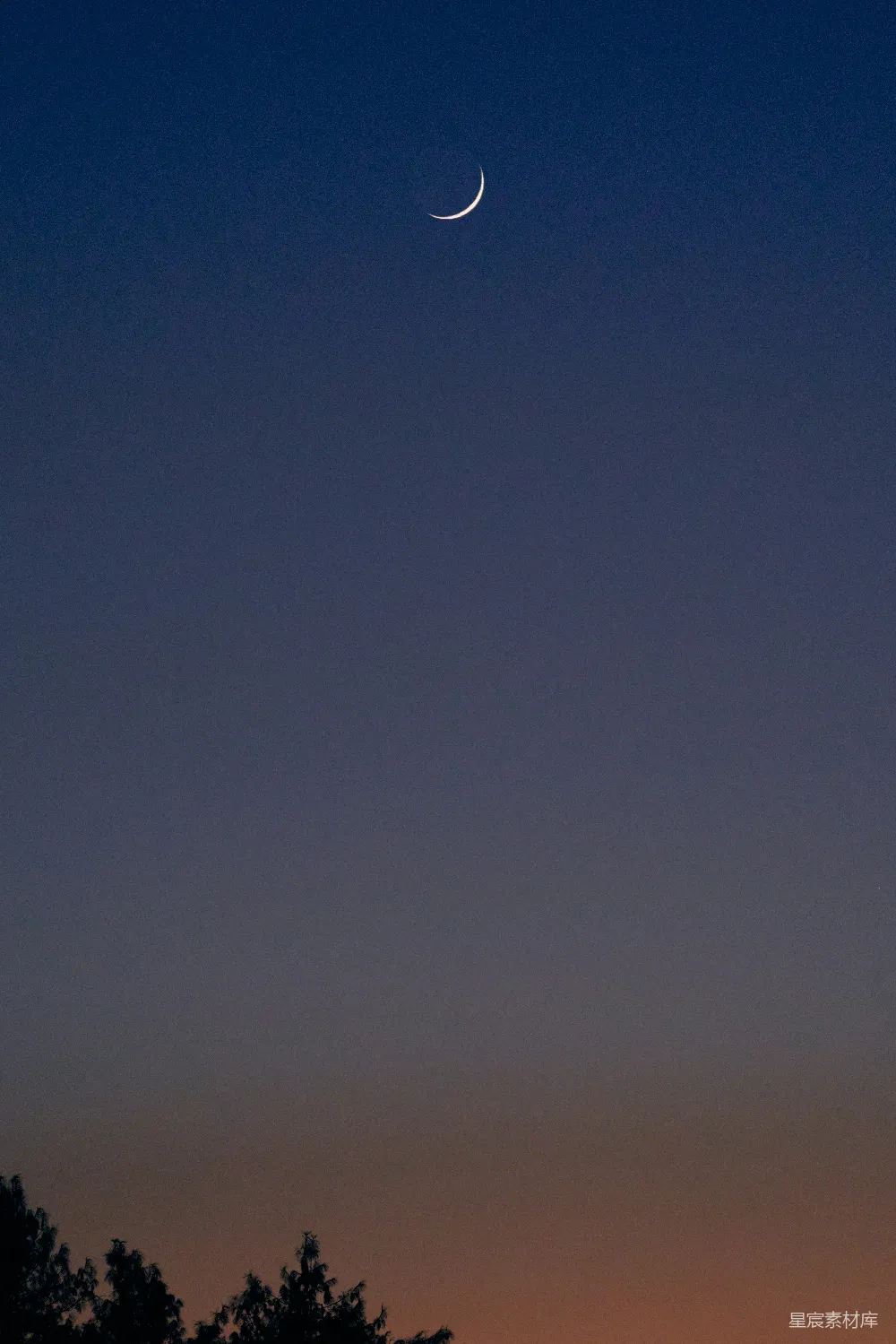高清摄影 新月 夜晚 天空 宁静 自然 暮色中的新月