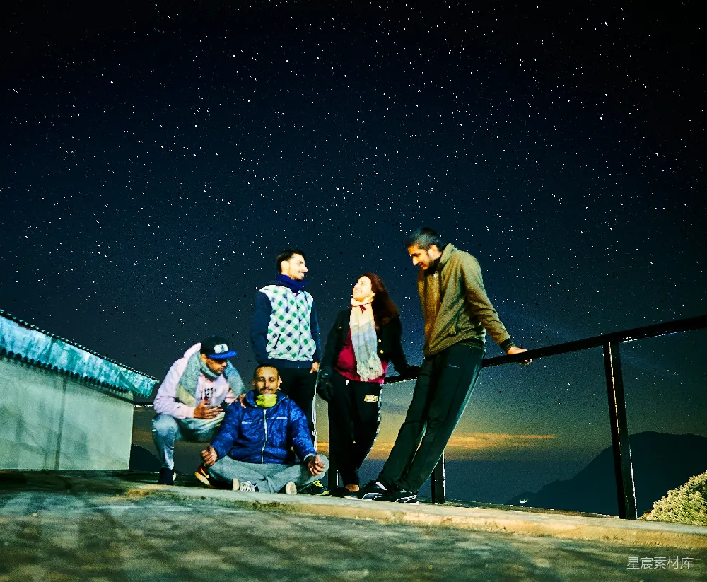 高清摄影 夜晚 朋友 星空 友情 户外 夜空下的朋友
