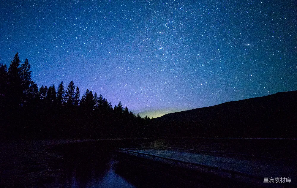高清摄影 夜景 星空 宁静 自然 湖边 静谧的夜景：湖畔星空