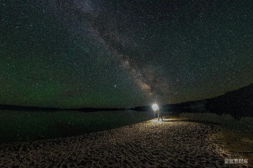高清摄影 夜景 星空 孤独 自然 旅行 星河下的独行者