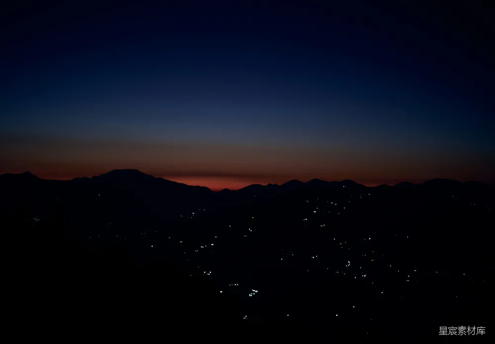 高清摄影 夜景 山脉 宁静 城市灯光 自然风光 夜幕下的山峦