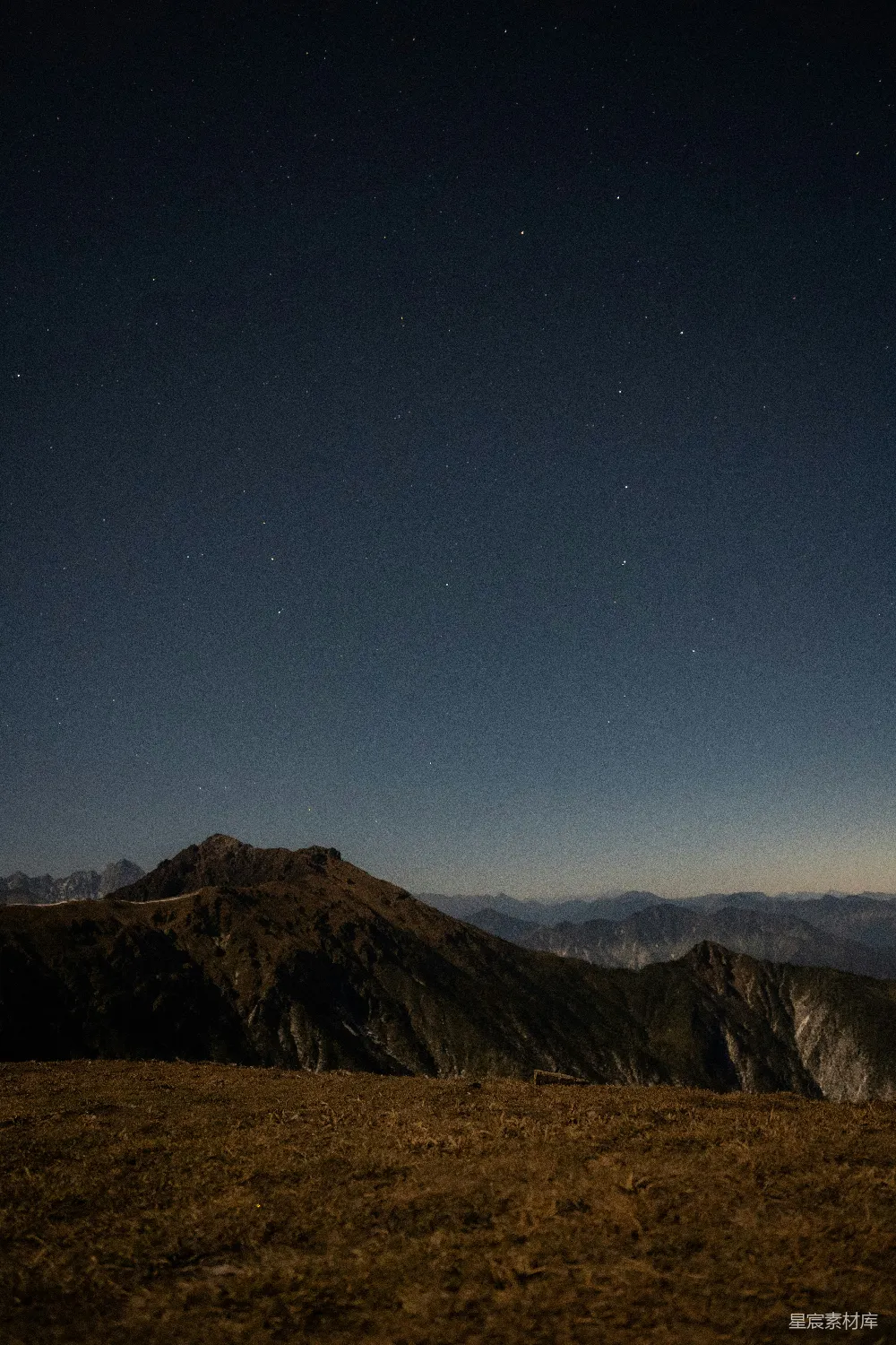 高清摄影 夜景 山峰 星空 宁静 自然 星空下的山峰