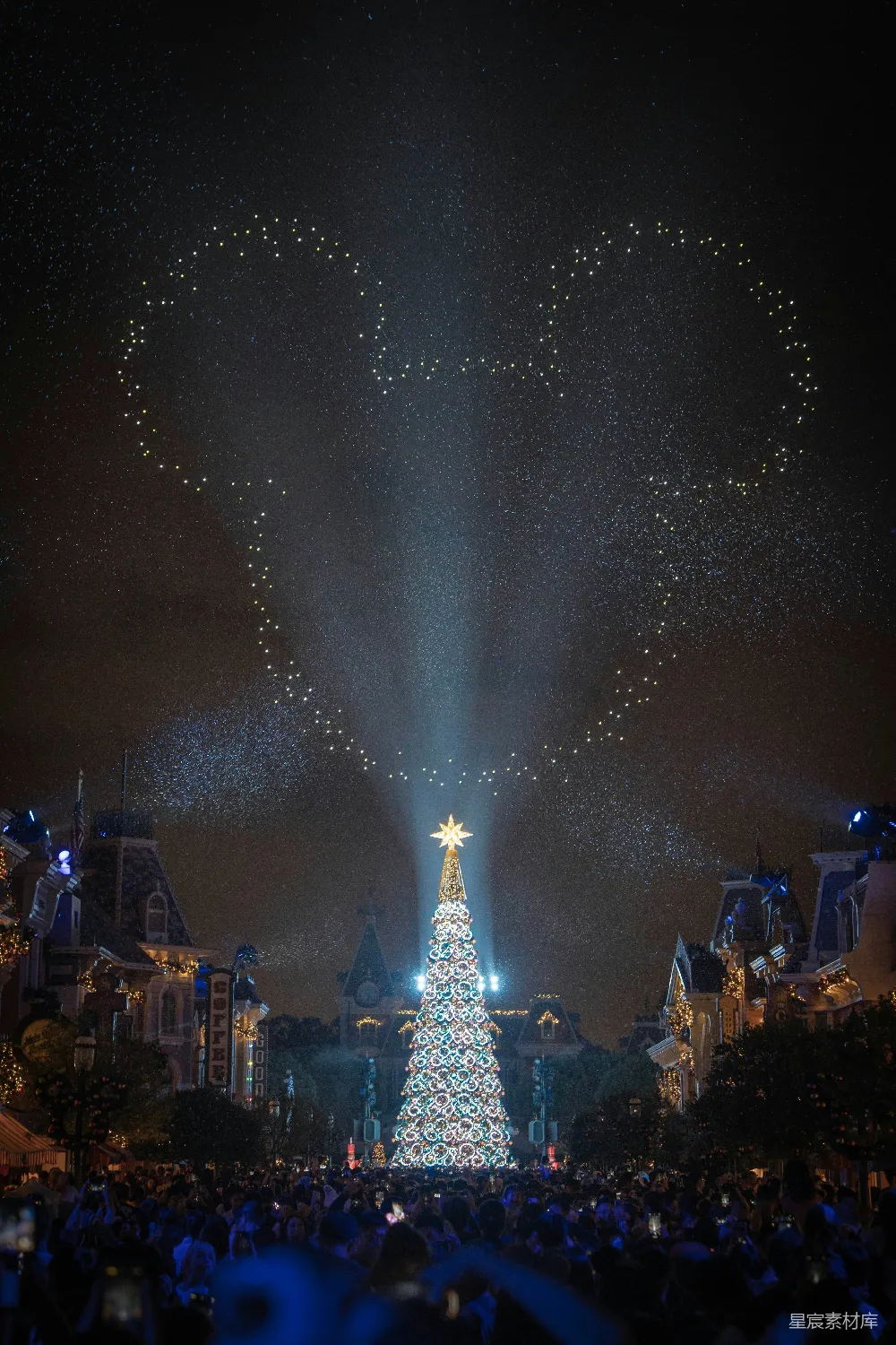 高清摄影 圣诞树 灯光秀 节日氛围 夜景 迪士尼 圣诞奇梦：夜空中的灯光秀