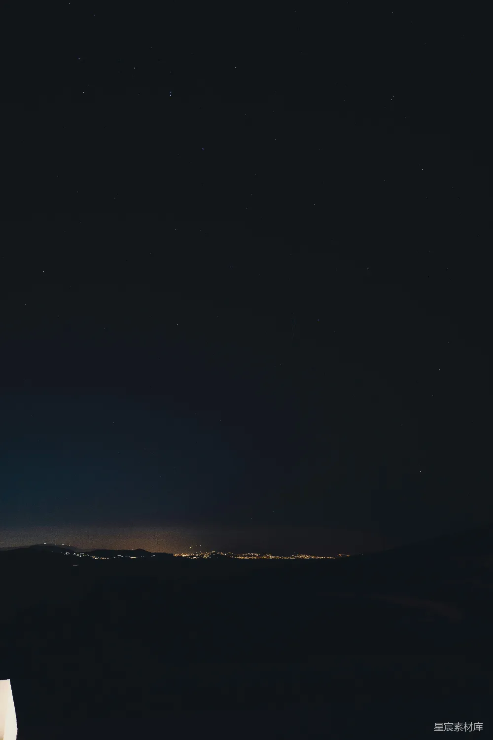 高清摄影 夜晚 星空 城市灯光 宁静 自然 夜空中闪烁的星星
