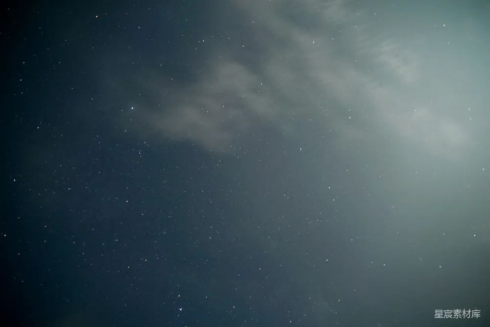 高清摄影 夜空 星星 云雾 宁静 自然 夜空中的星星与云雾