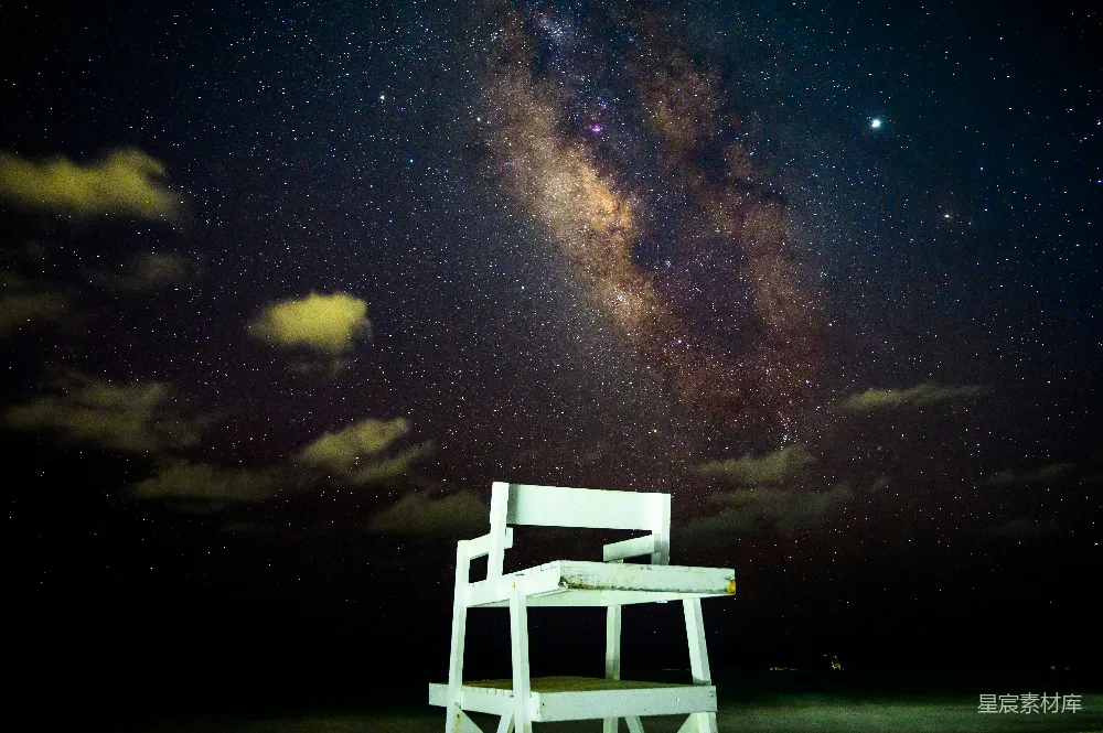 高清摄影 星空 夜晚 椅子 宁静 自然 星空下的守望者