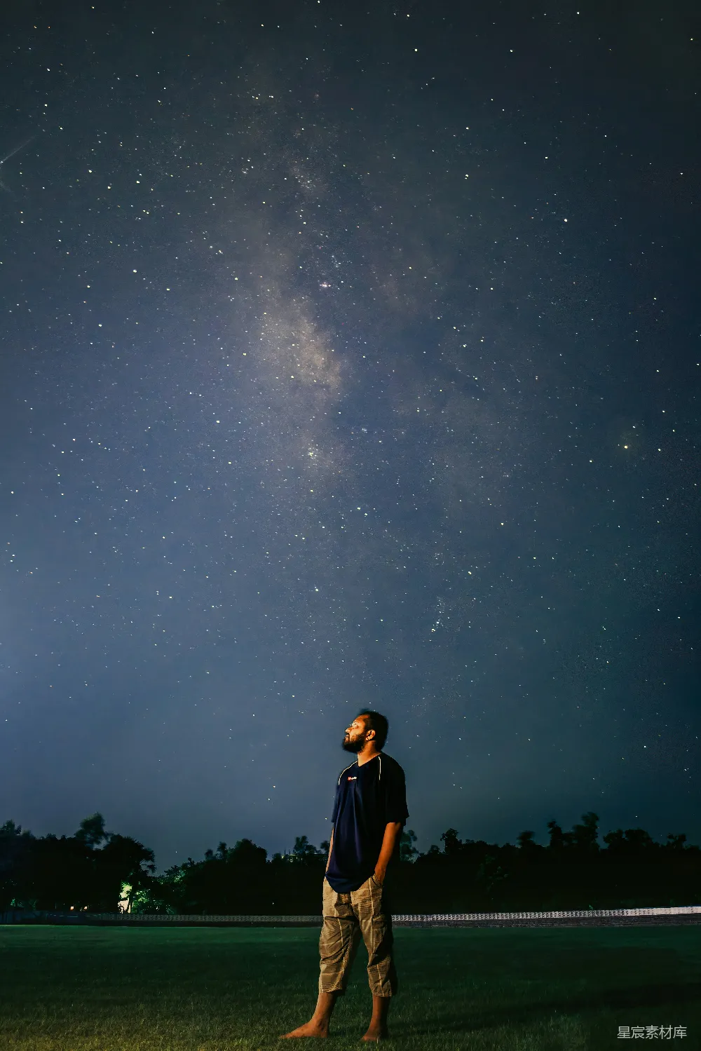高清摄影 夜空 星星 宁静 思考 户外 仰望星空的思考者