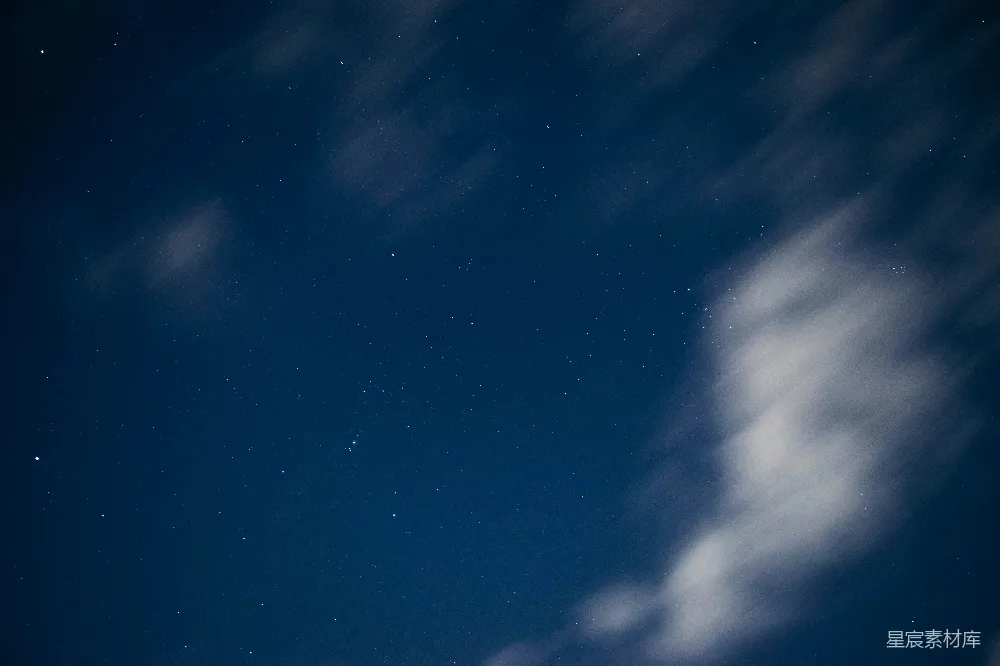 高清摄影 夜空 星辰 云朵 宁静 自然 夜空中的星辰与云朵
